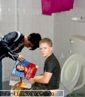 poze funny sau fakute pe kalk.....faze ciudate...pozitzii aiurea - uite una ... dar cred k e trucata - Poze
